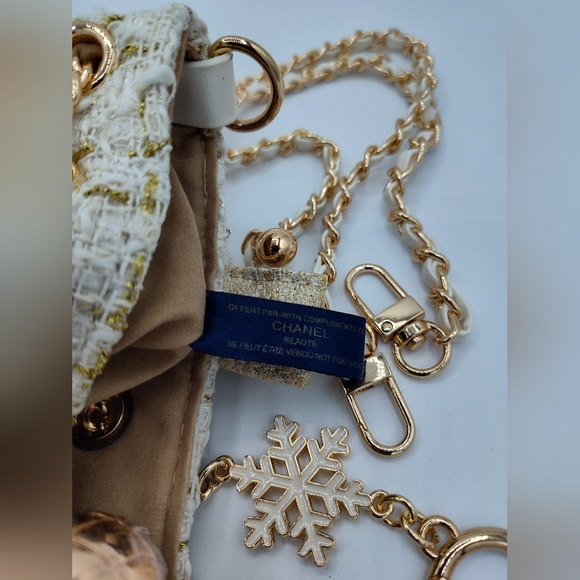 CHANEL Winter Tweed Make-up Bucket Bag Crossbody Gold Chain Snowflake GWP NIB - Picture 10 of 11